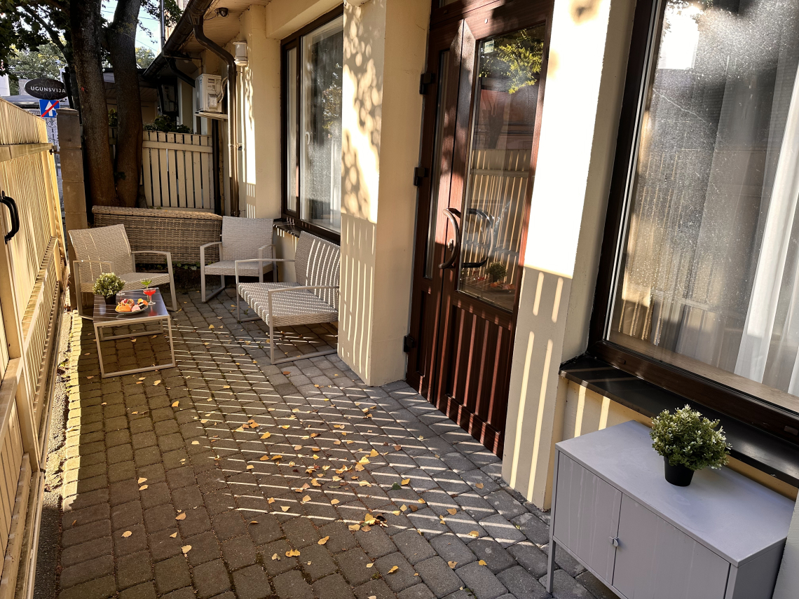 Svētdien - ceturtdien 19:00-10:00 160 eiro līdz 4 viesiem. Sākot ar 5. piemaksa 25 eiro. Piektdien, sestdien 400 eiro līdz 14 viesiem. Spa baseins, 4 m ekrāns, sauna, grils, ūdenspīpe.
